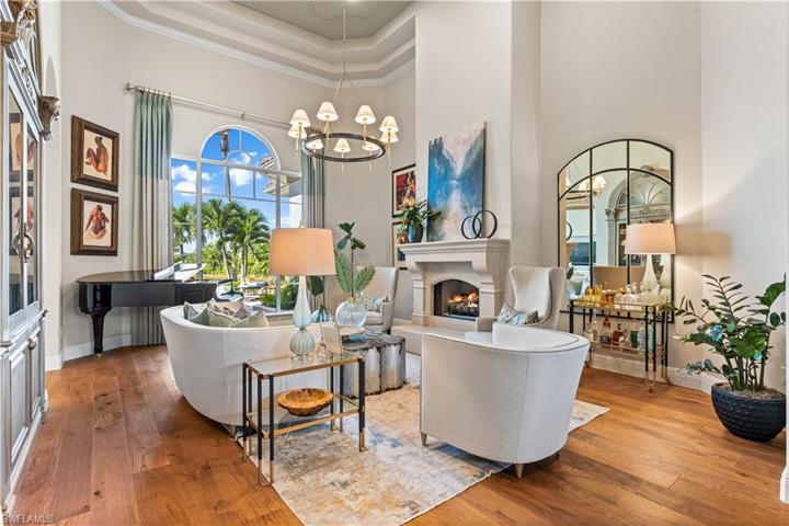 DE Chateau Wood Flooring, 20Ft Double Trey Ceilings, Natural Gas Fireplace, 2 Built in Hutch's w/Recess Lighting, Bay Window W/pool and Lake views.