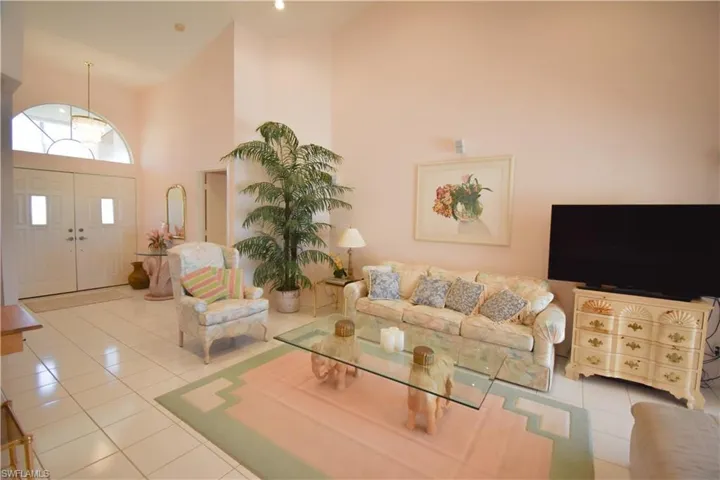 Tiled living room with a high ceiling