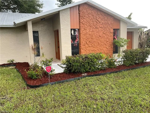 View of front facade with a front yard