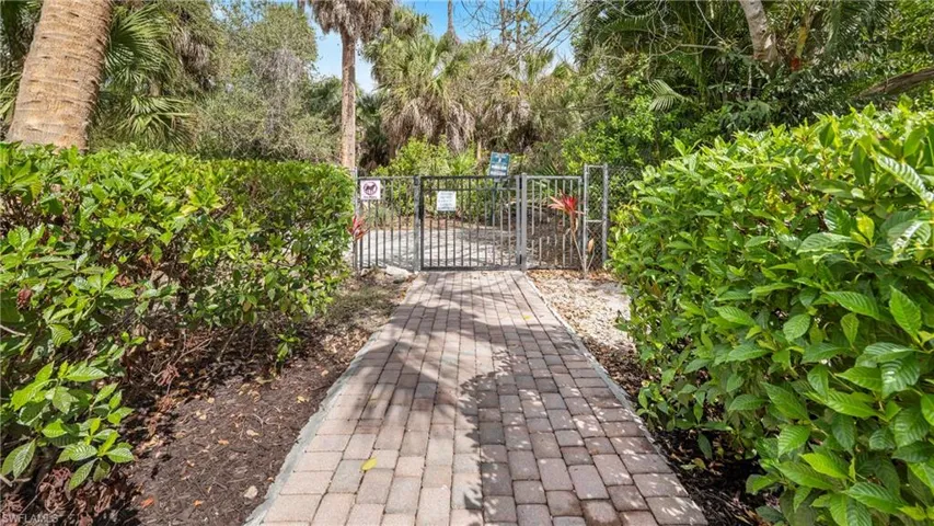 Private entrance to Lakes Park