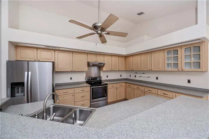 HUGE kitchen, plenty of storage
