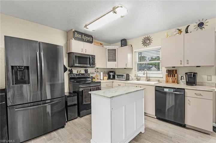 wonderful size kitchen with island
