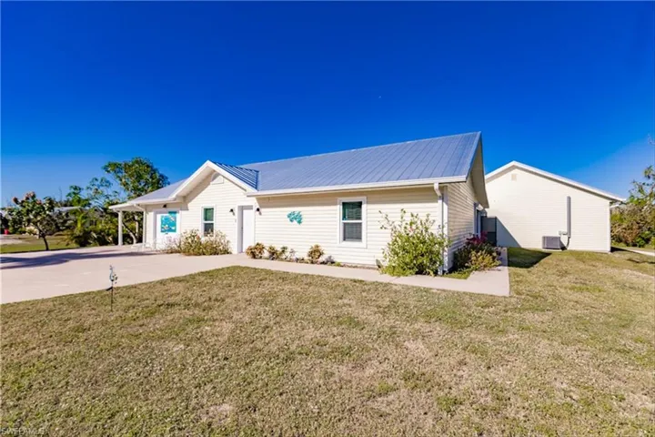 Ranch-style house with a front yard