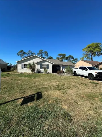 Ranch-style house with a front yard
