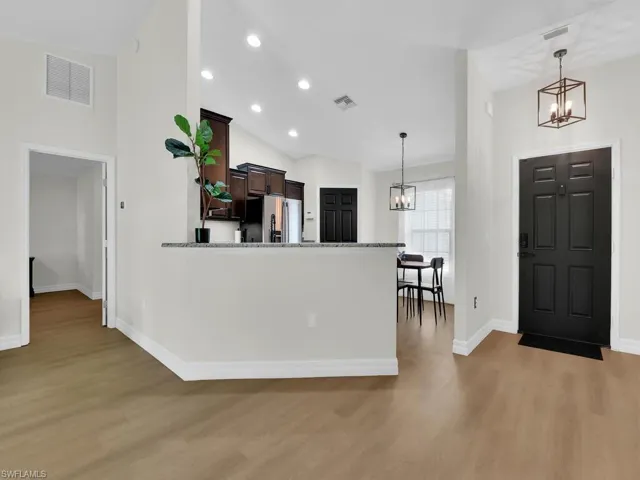 Kitchen w/ Breakfast Bar