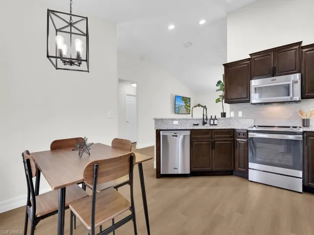 Kitchen w/ Dining Nook