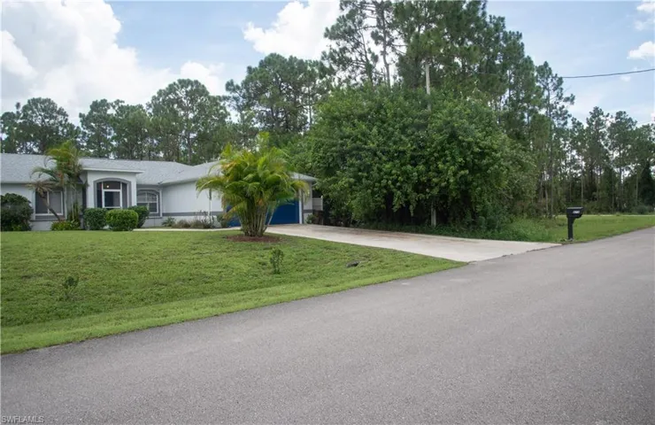 View of front facade featuring a front yard