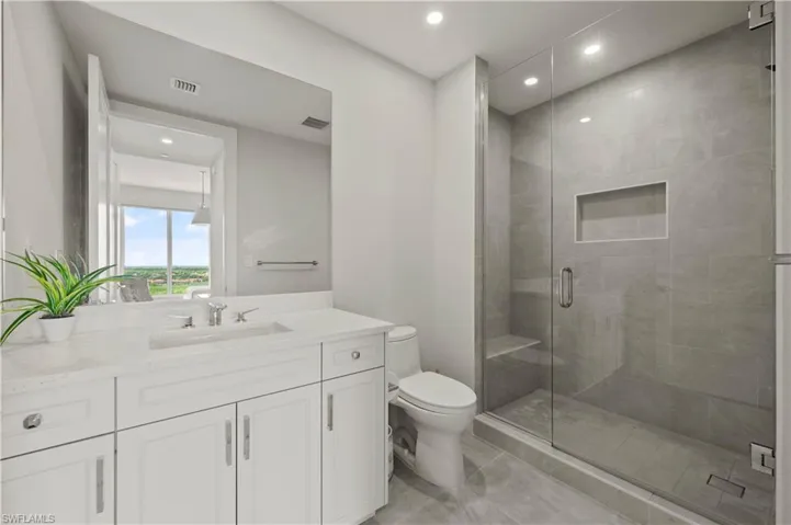 Guest ensuite bathroom.