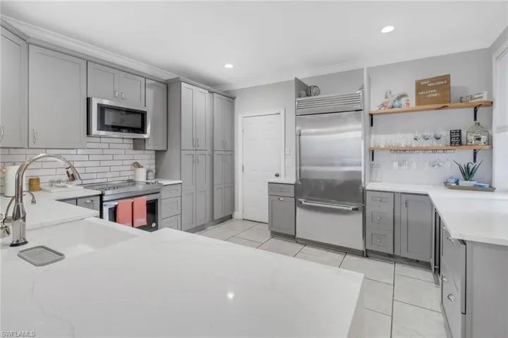Custom Shelving, Stainless Steel Appliances, Quartz Countertops