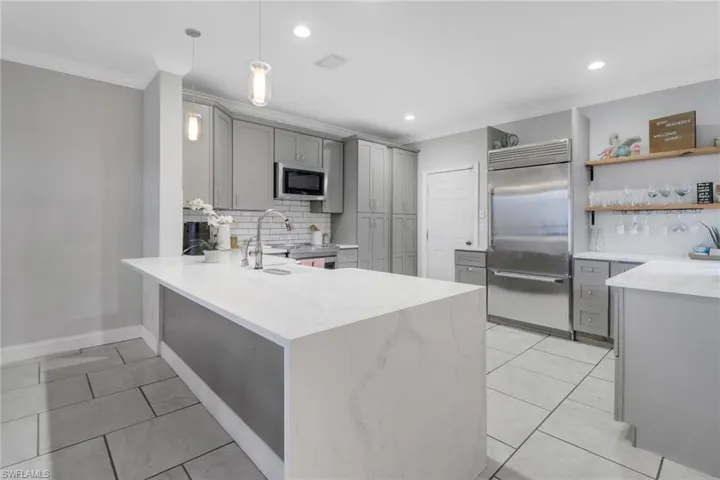 The most gorgeous kitchen in all ofColonnade. Everything has been tastefullyupgraded with lots of additional storage