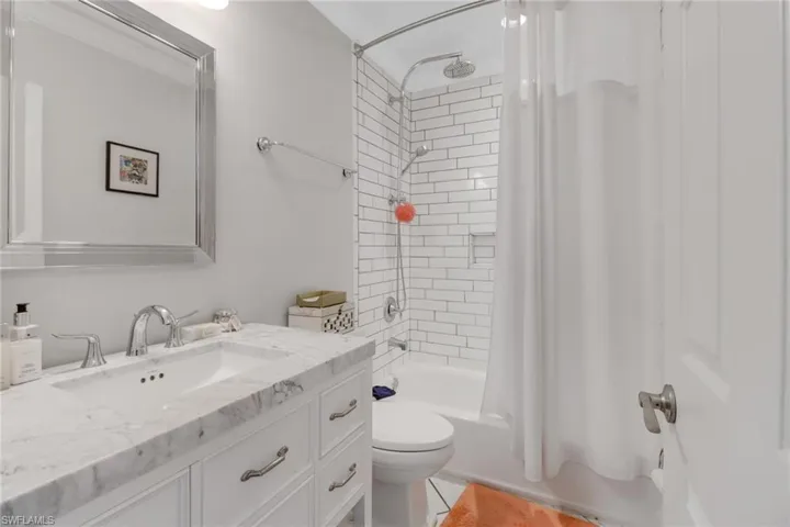 Updated Guest Bath with Tub/Shower Combo