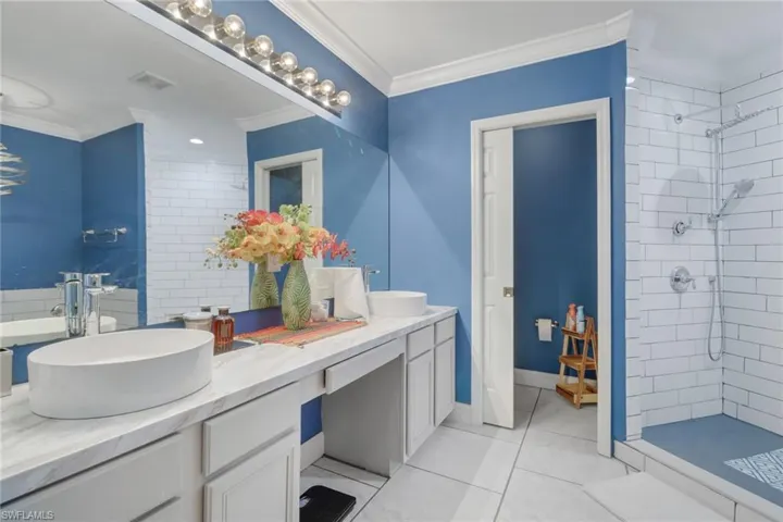 Dual Sinks, Large Shower, Soaking Tub