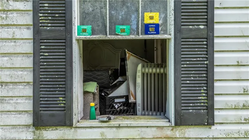 Detailed view of radiator heating unit