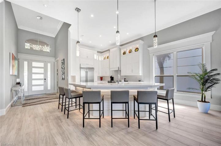 Wrap around Breakfast Bar with seating for 6!