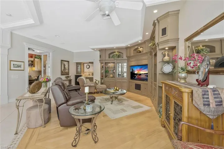 Bright and open living space, ideal for relaxation or entertaining guests.
