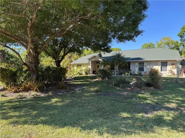 View of front facade featuring a front yard