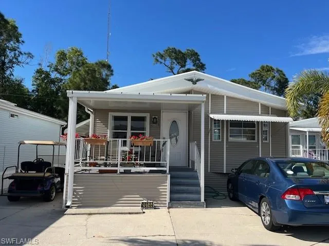 Manufactured / mobile home featuring a porch