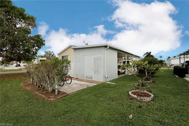 View of yard featuring an outdoor structure