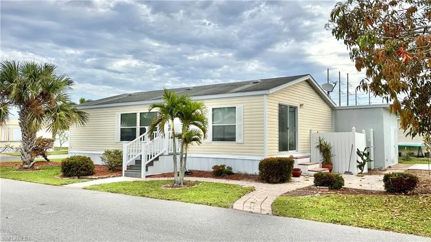 Manufactured / mobile home featuring a front yard