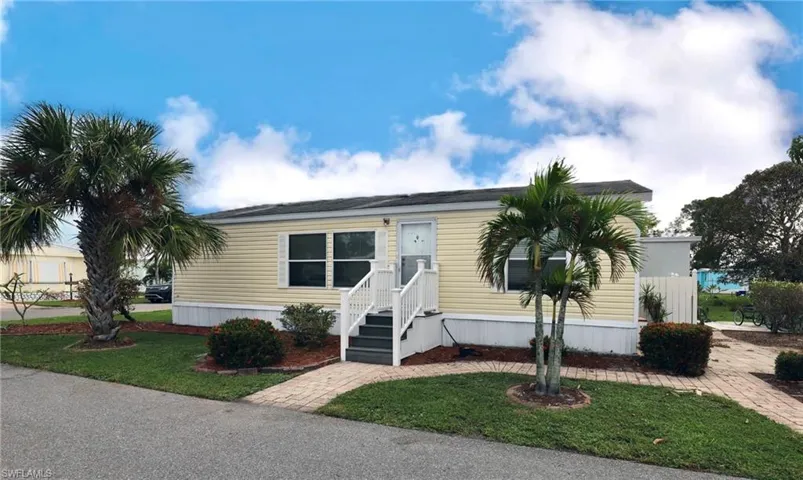 Manufactured / mobile home with a front yard