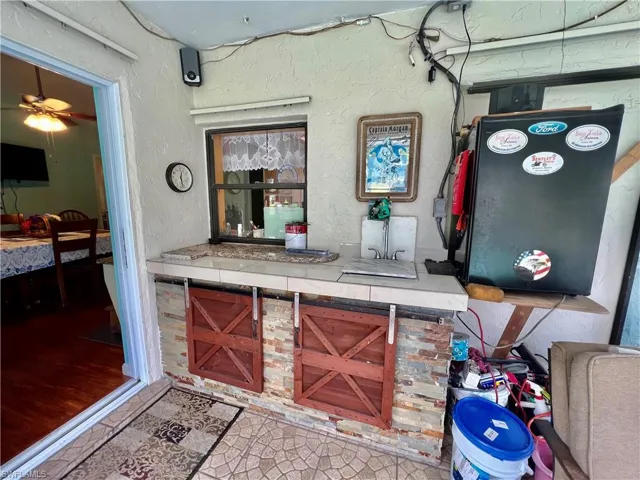 Pass through from kitchen to lanai.
