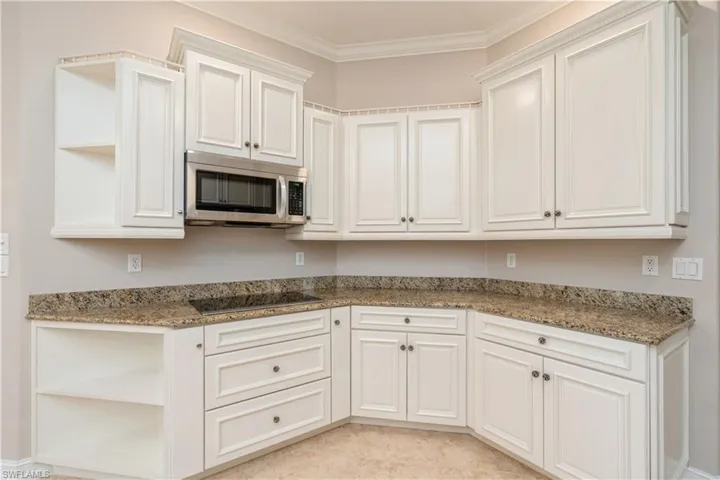 Cooktop and microwave, ivory cabinets