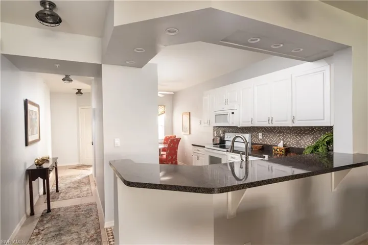 Kitchen w/Bar