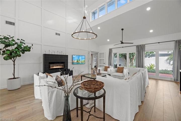 Great Room with Vauted ceilings