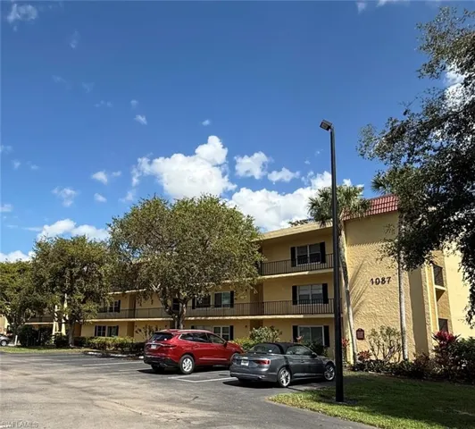 1087 Forest Lakes Dr 306, Naples, Florida 34105
