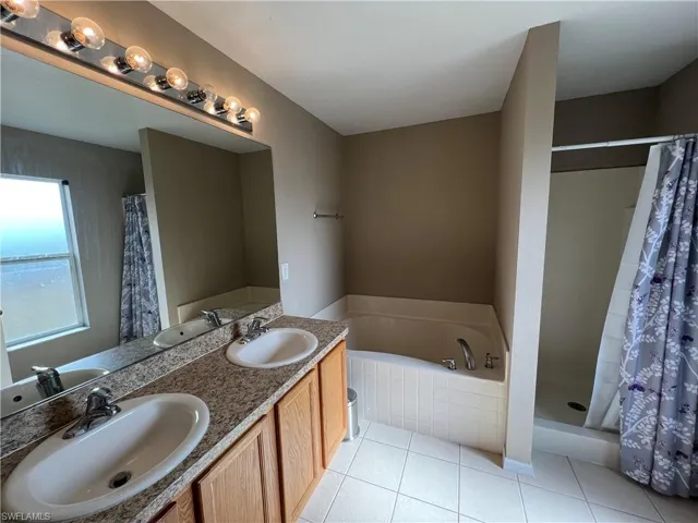 Double sink. Plus separate shower and tubvanity, and shower with separate bathtub