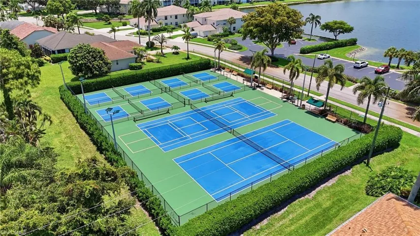 PICKLEBALL WITH LAKE SETTING!!