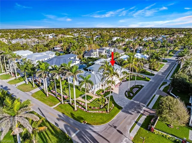 Live in the heart of Naples at 1551 Gulf Shore Blvd S!