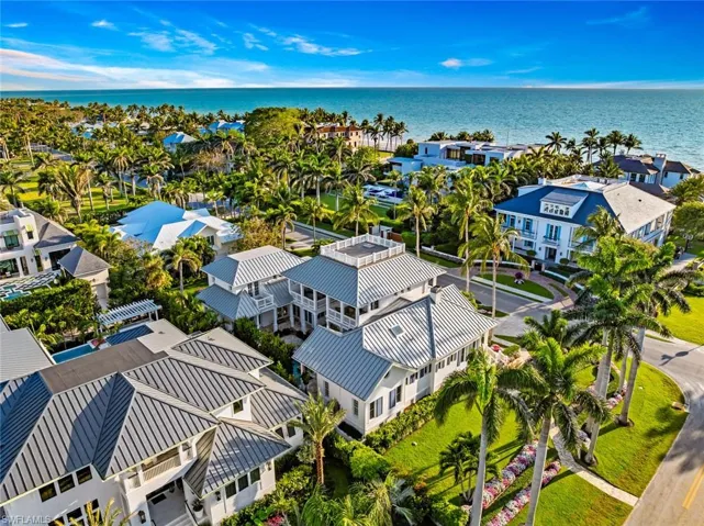 Steps from the beach and Gulf as well as minutes to 3rd St and quick drive to 5th Ave S!