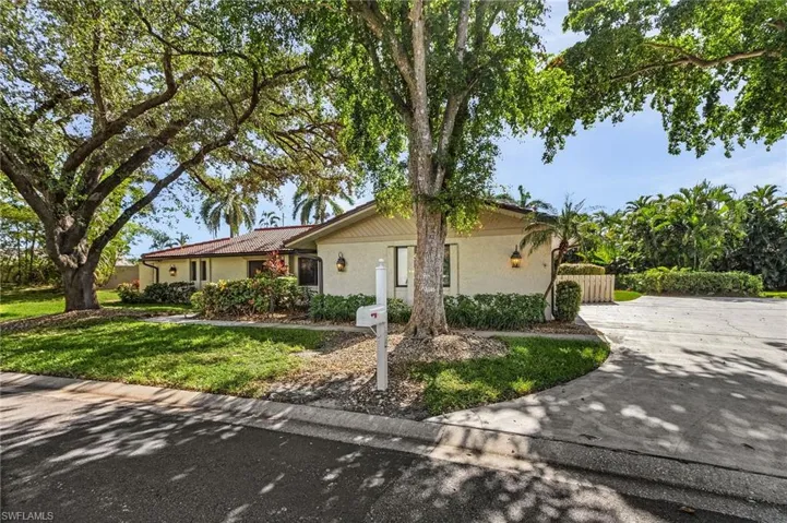 w/spacious driveway & 2-car garage