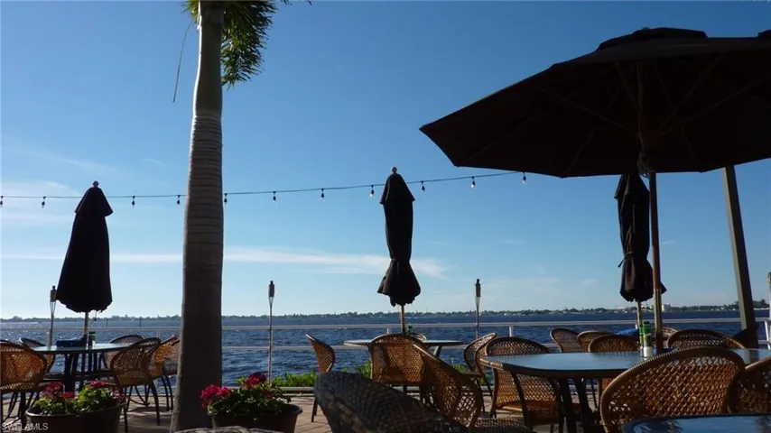 2 dining venues w/entertainment