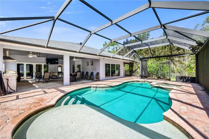 Pool and panoramic screen cage