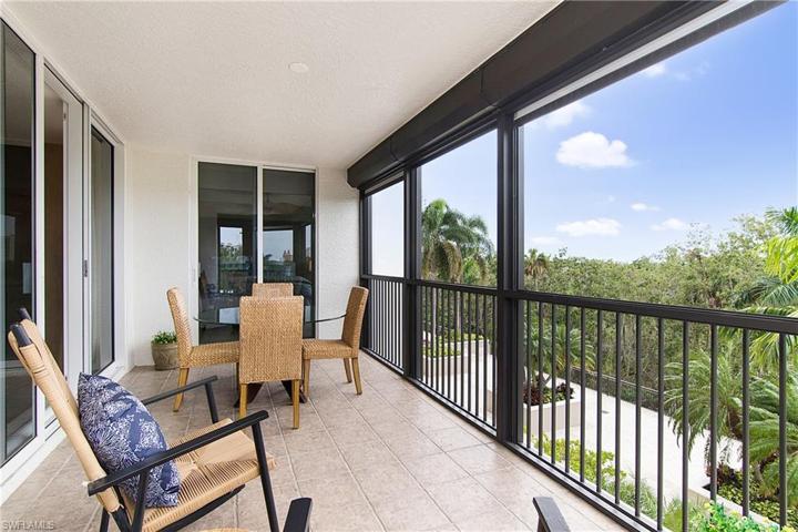 Listen to palm trees on relaxing lanai