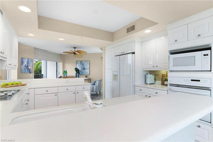 Plenty of room for everyone in this kitchen