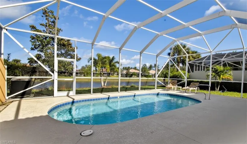 Pool with lake viewsand north-western exposure