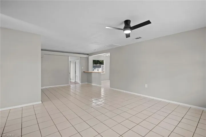 Unfurnished room featuring light tile patterned floors and a ceiling fan