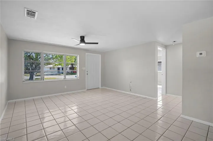 Unfurnished room featuring light tile patterned floors and ceiling fan