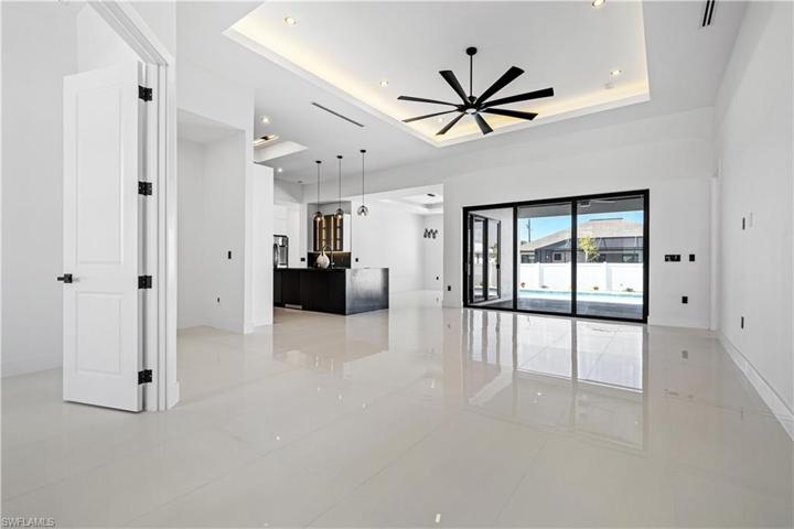 Bright & Open Living Room, Den, Kitchen & Hallway to Laundry