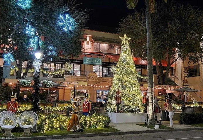 There's nowhere else you would rather be than in Naples Florida for the Holidays!