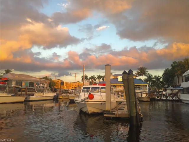 Go to your favorite waterfront restaurants by boat!