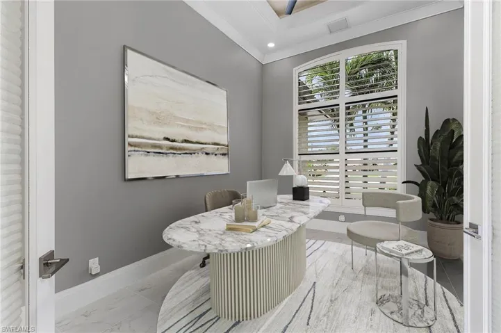 Sitting room with ornamental molding