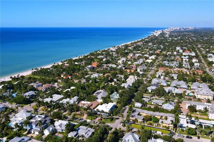 207  8th S AVE, Naples, FL 34102