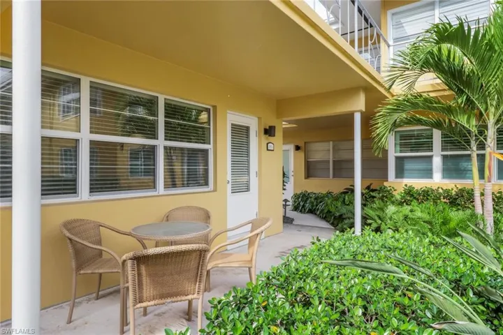 207  8th S AVE, Naples, FL 34102