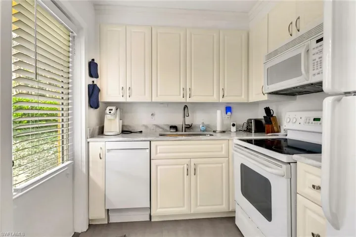 207  8th S AVE, Naples, FL 34102