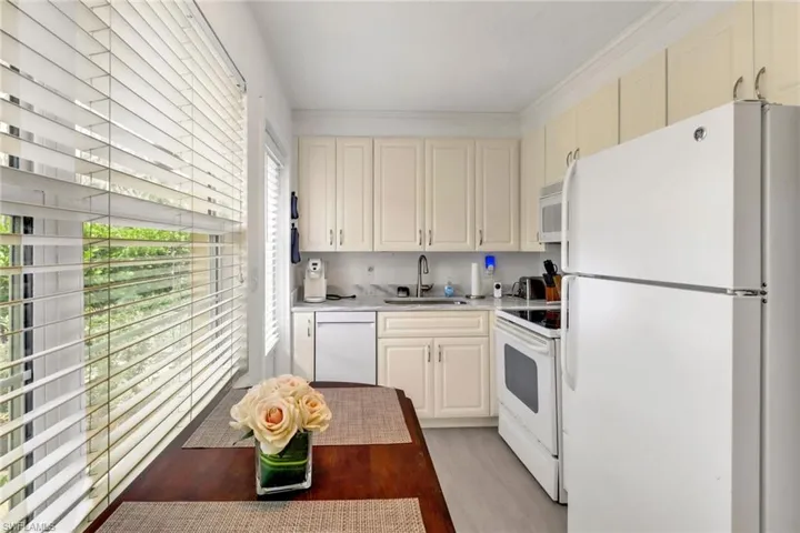 207  8th S AVE, Naples, FL 34102