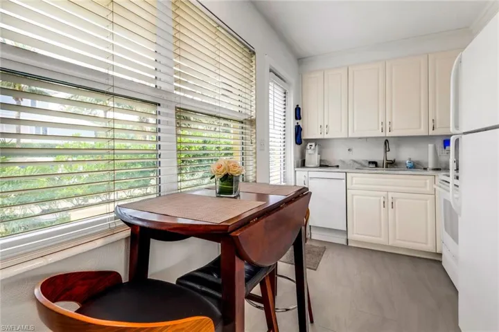 207  8th S AVE, Naples, FL 34102